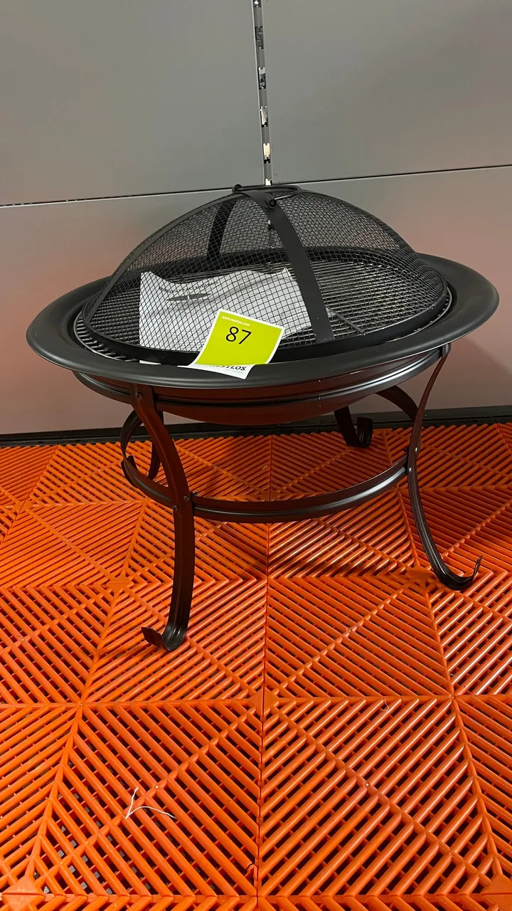 Grill und Feuerschale mit Funkenschutzdeckel